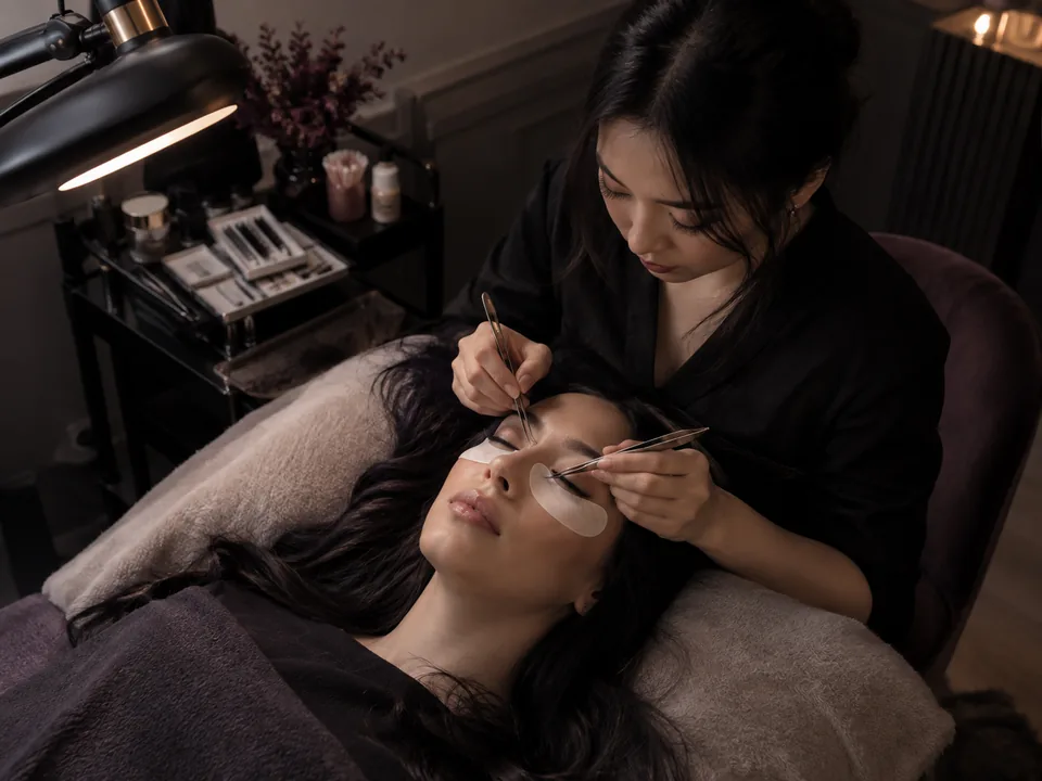 Lash artist durante um tratamento de pestanas